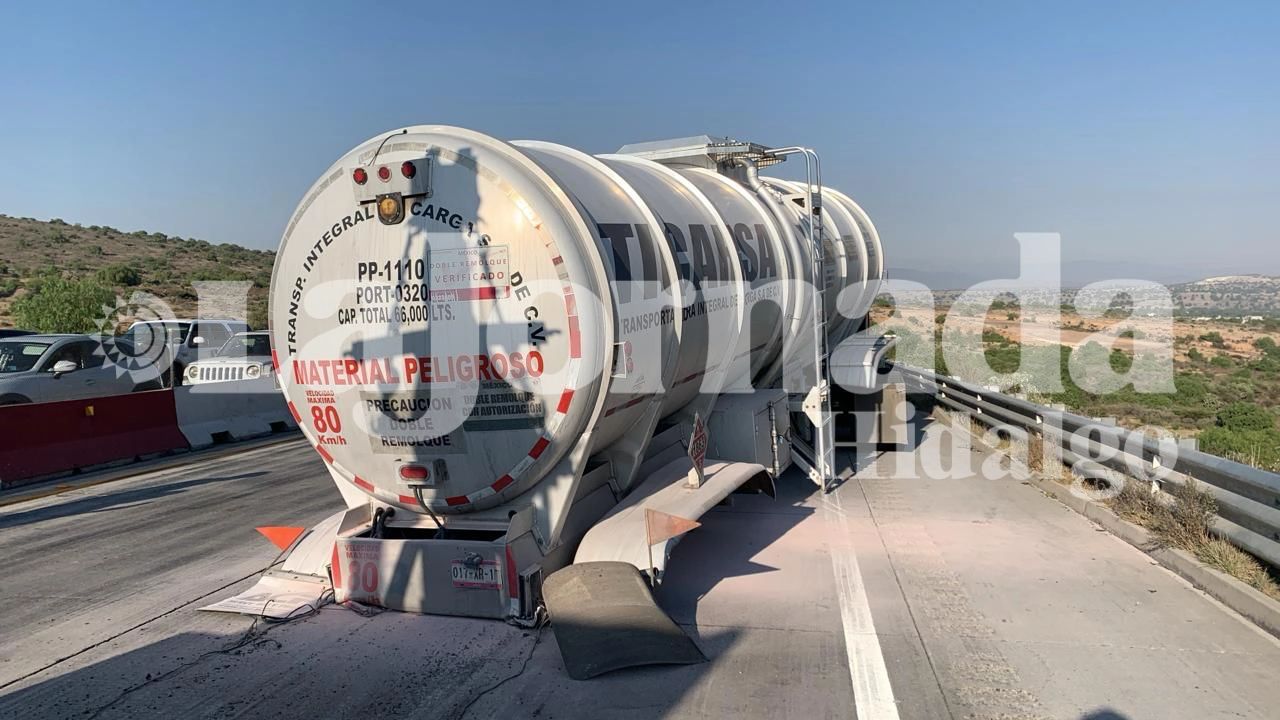 Tractocamión genera cierre de carril en Arco Norte