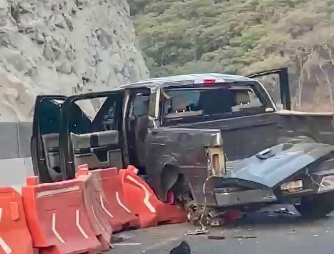 Camioneta vuelca en carretera Real del Monte y Huasca; no se localizaron tripulantes
