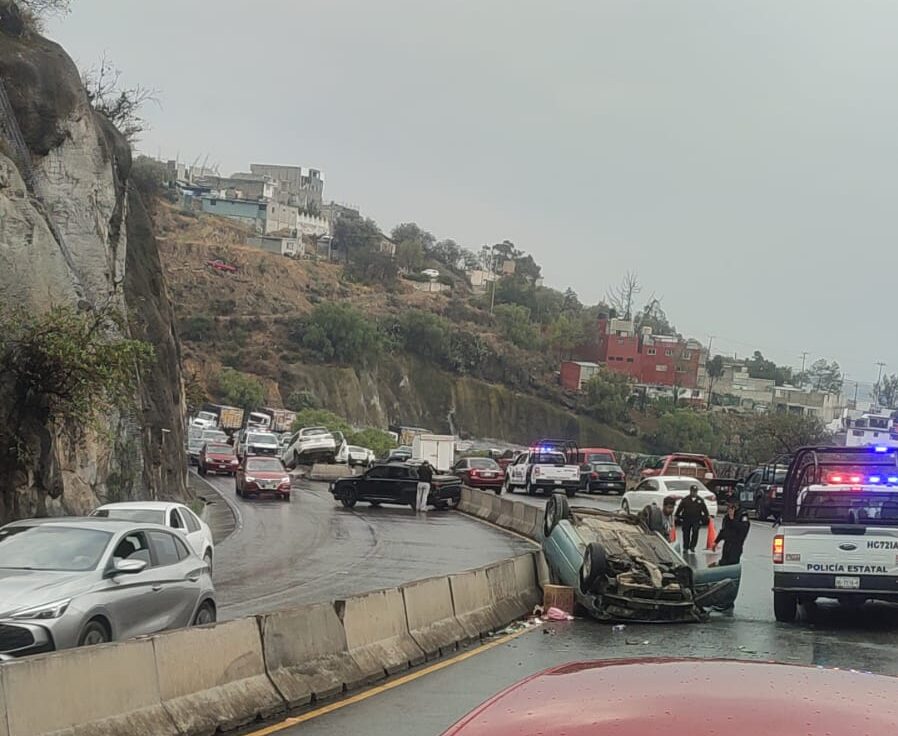 VIDEO | Carambola en el Corredor de la Montaña deja un auto volcado y unidades afectadas