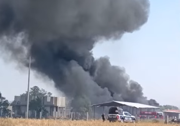 Incendio en carretera Romeros-Santiago, cerca de ductos de Pemex, genera alarma