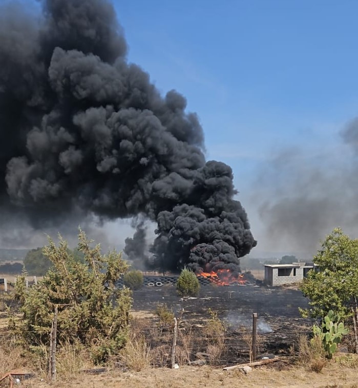 Controlan incendio en Santiago Tulantepec; fuego alcanzó llantas en desuso