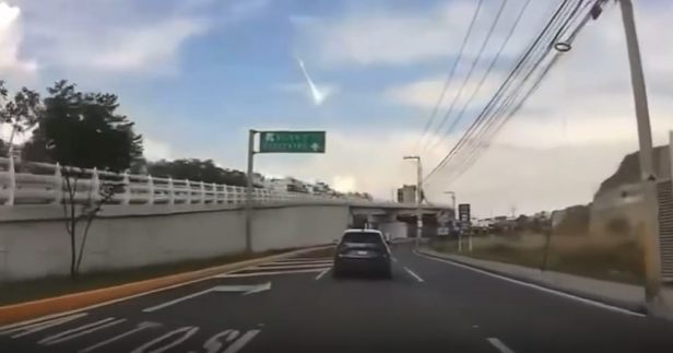 ¿Meteorito en Hidalgo? Reportan estruendo y luz en el cielo en varios municipios | Video