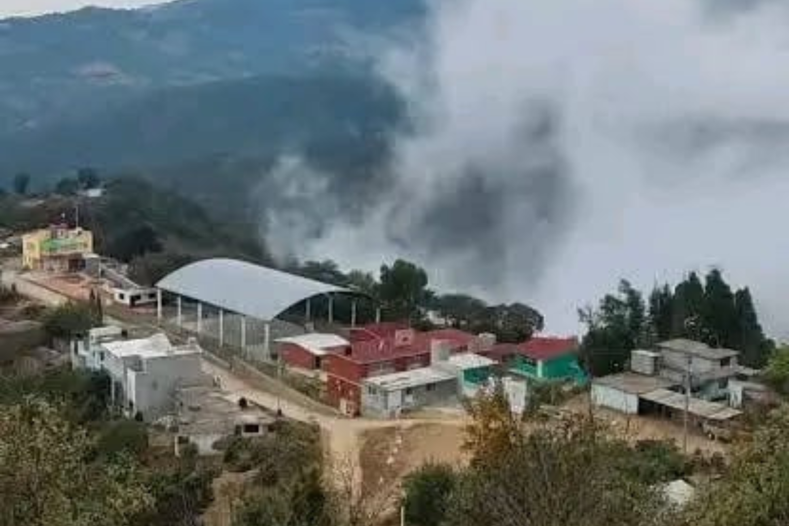 Muere familia en volcadura de auto en Hidalgo