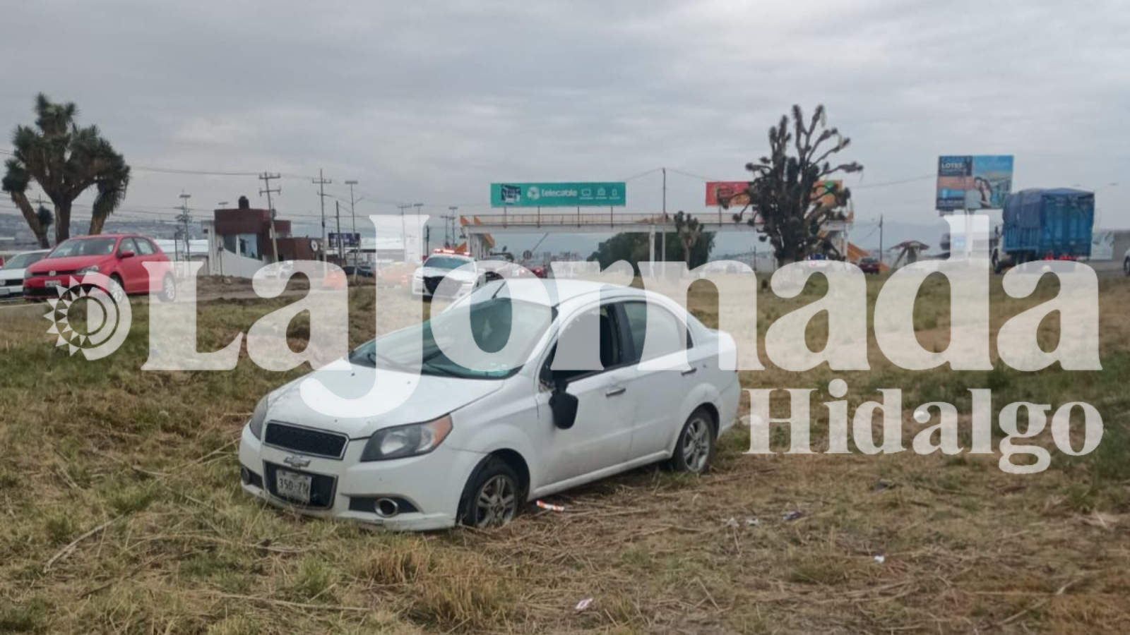 Mujer resulta herida tras volcadura en la México–Pachuca