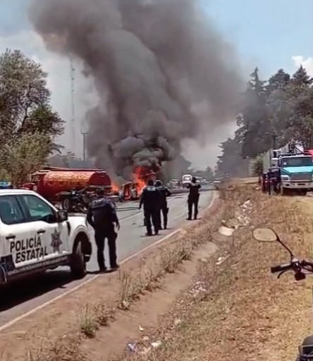 Incendian patrulla tras persecución en Acaxochitlán; reportan detonaciones en la México-Tuxpan