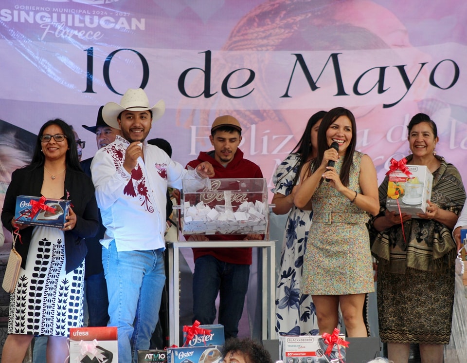 Alcaldesa de Singuilucan, celebra a mamás regalando electrodomésticos