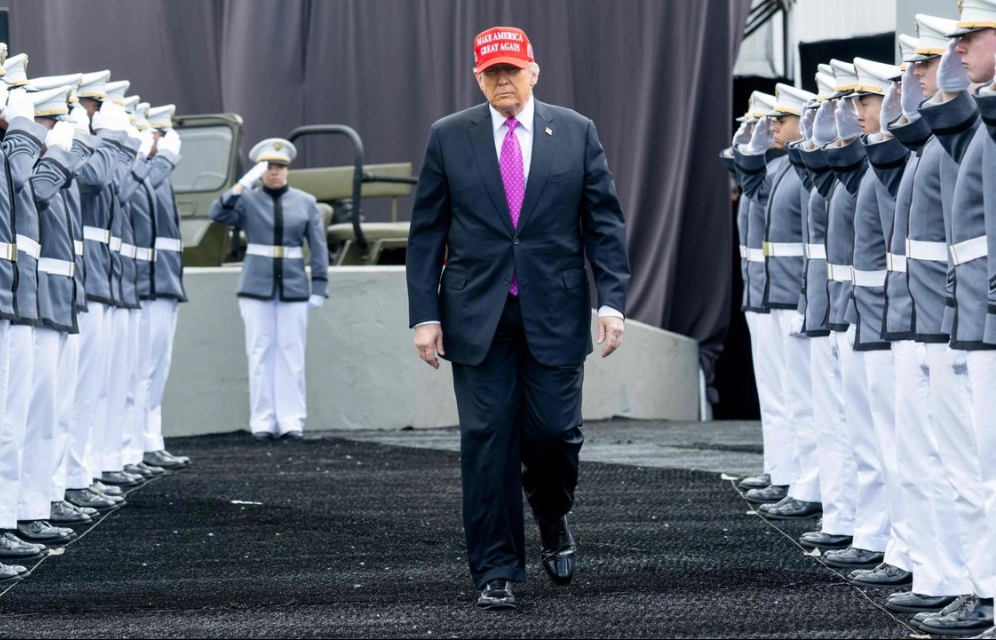 Se jacta Trump de haber “liberado” al ejército de teorías sobre género y “raza”