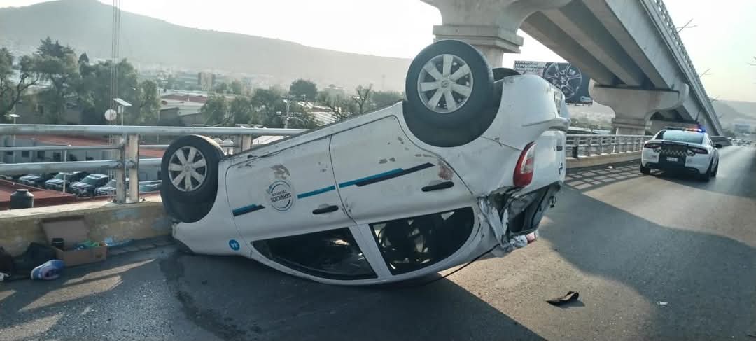 Vehículo termina volcado en bulevar Colosio