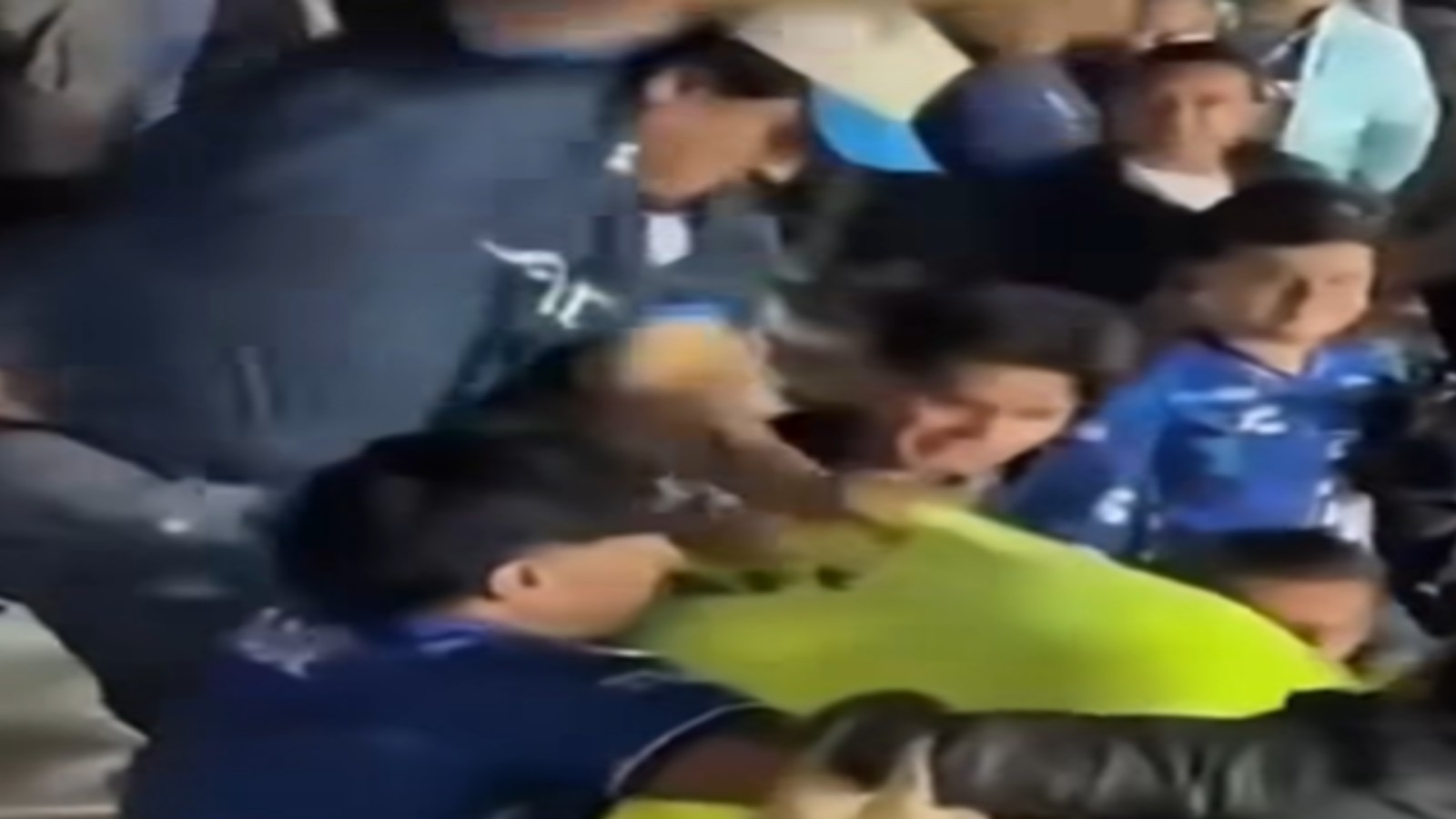 Violencia en el Estadio Hidalgo: Aficionados se enfrentan con seguridad