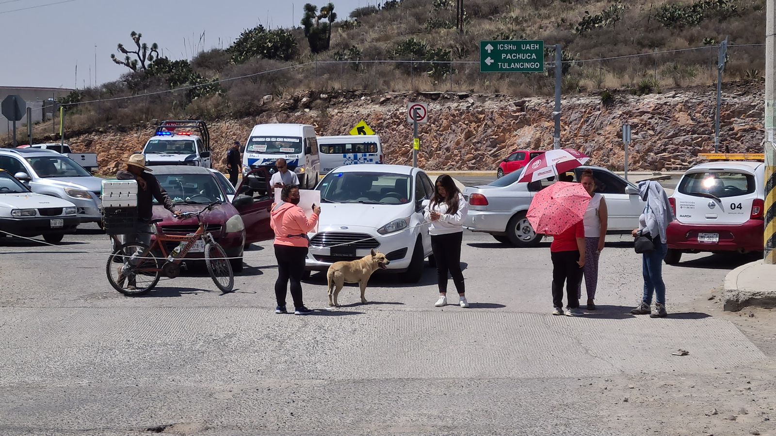 Ambulantes protestan frente a la UAEH por intento de desalojo tras años de permanencia