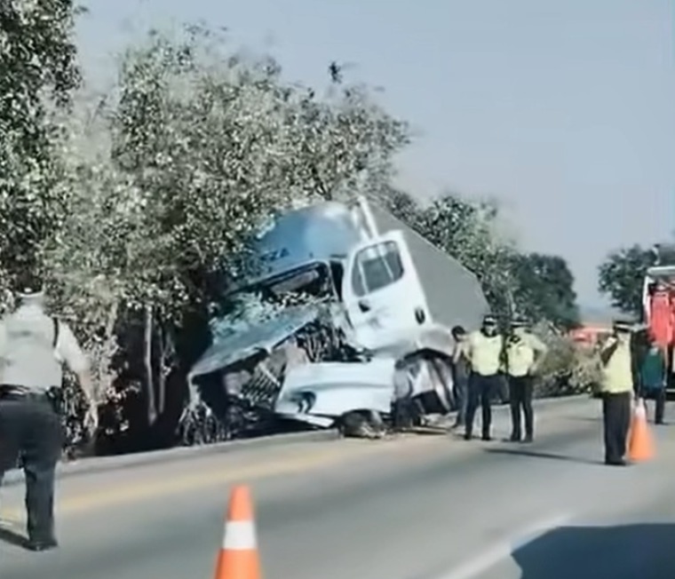 Tráiler se sale del camino en la Querétaro-México; afectaciones viales en ambos sentidos