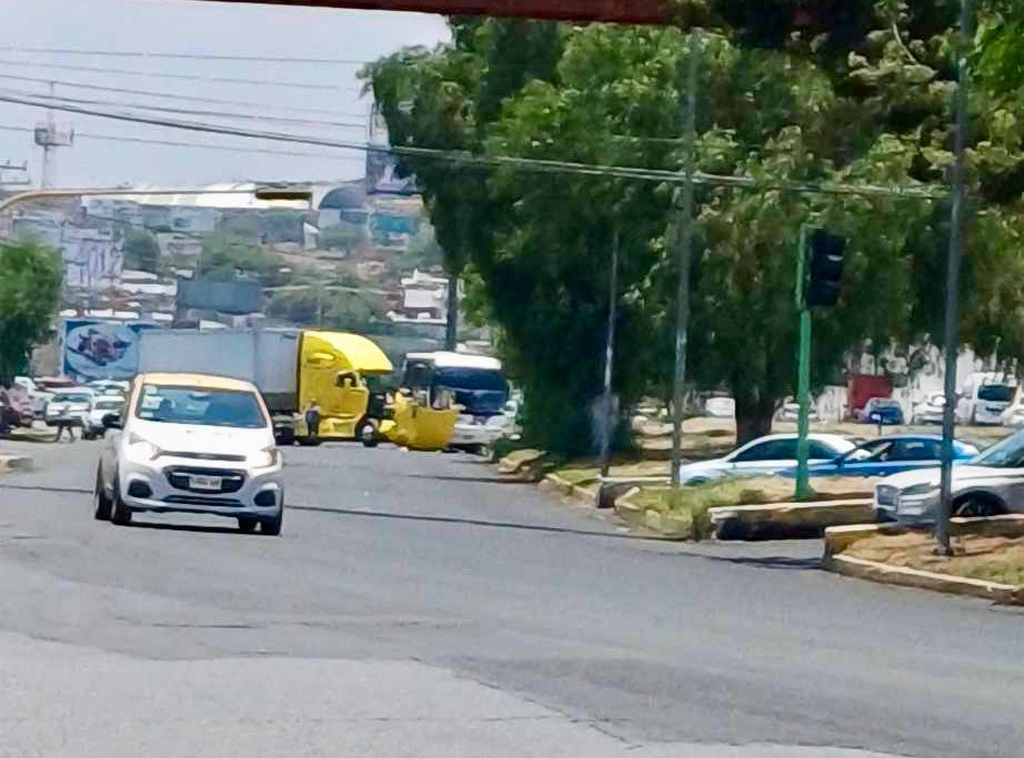 Accidente entre tráiler y autobús en la Pachuca-Tulancingo deja tres heridos