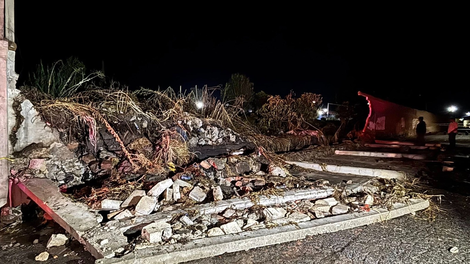 Granizada derriba barda en CBTIS 200 de Tepeji