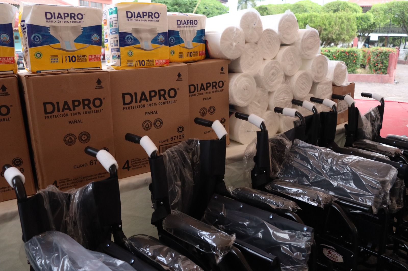 Entregan apoyos funcionales a petición directa de ciudadanos