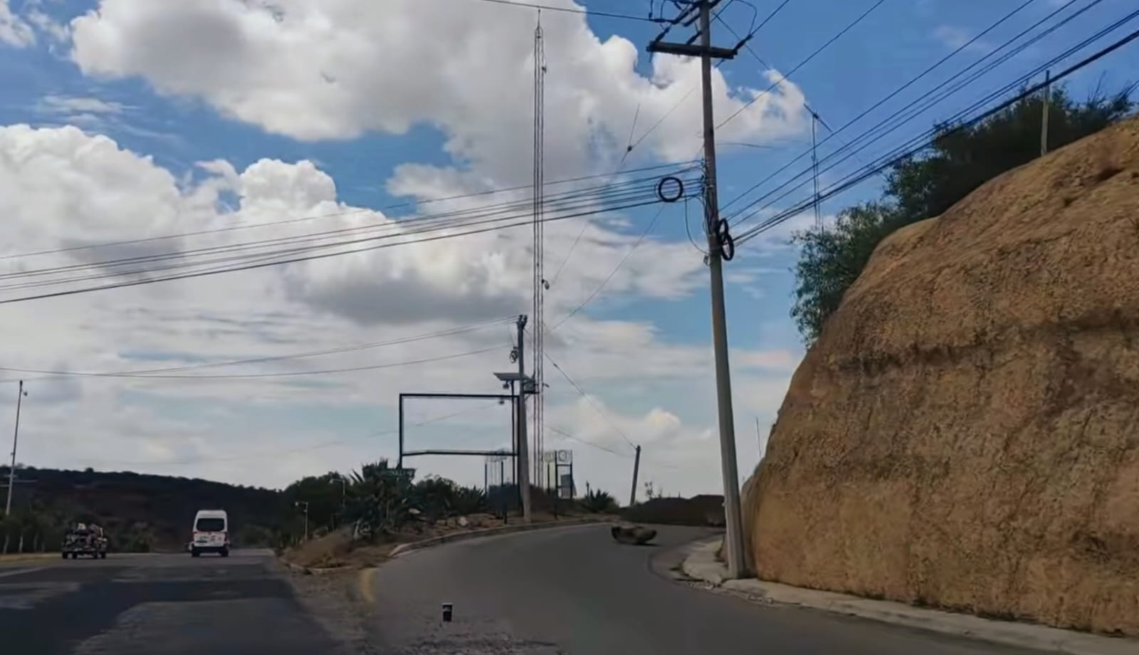 Ejidatarios endurecen bloqueo en Tepeji; exigen pago por uso de vialidad