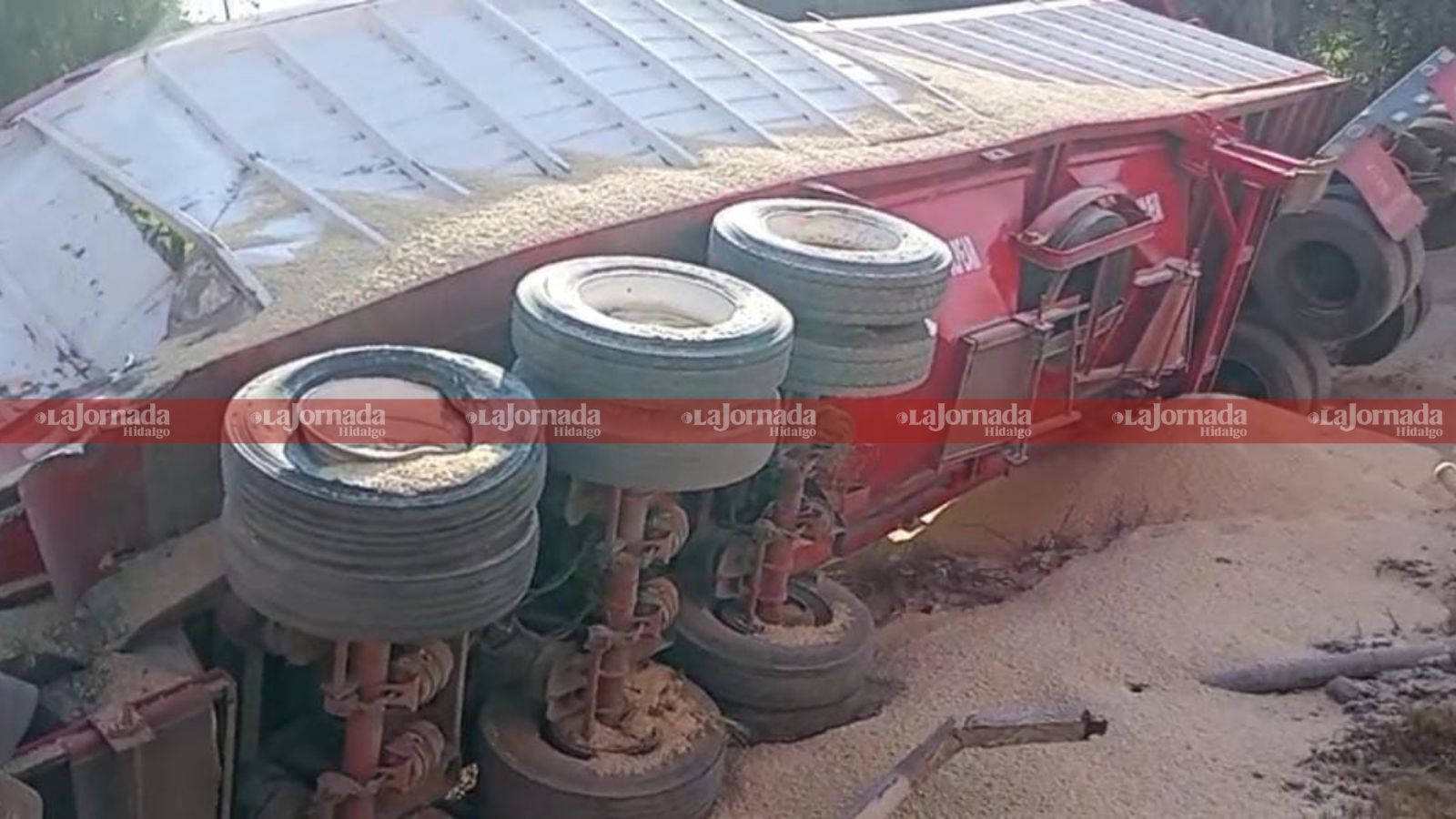 Tlaxcoapan: tren embiste a tráiler que transportaba maíz | VIDEO