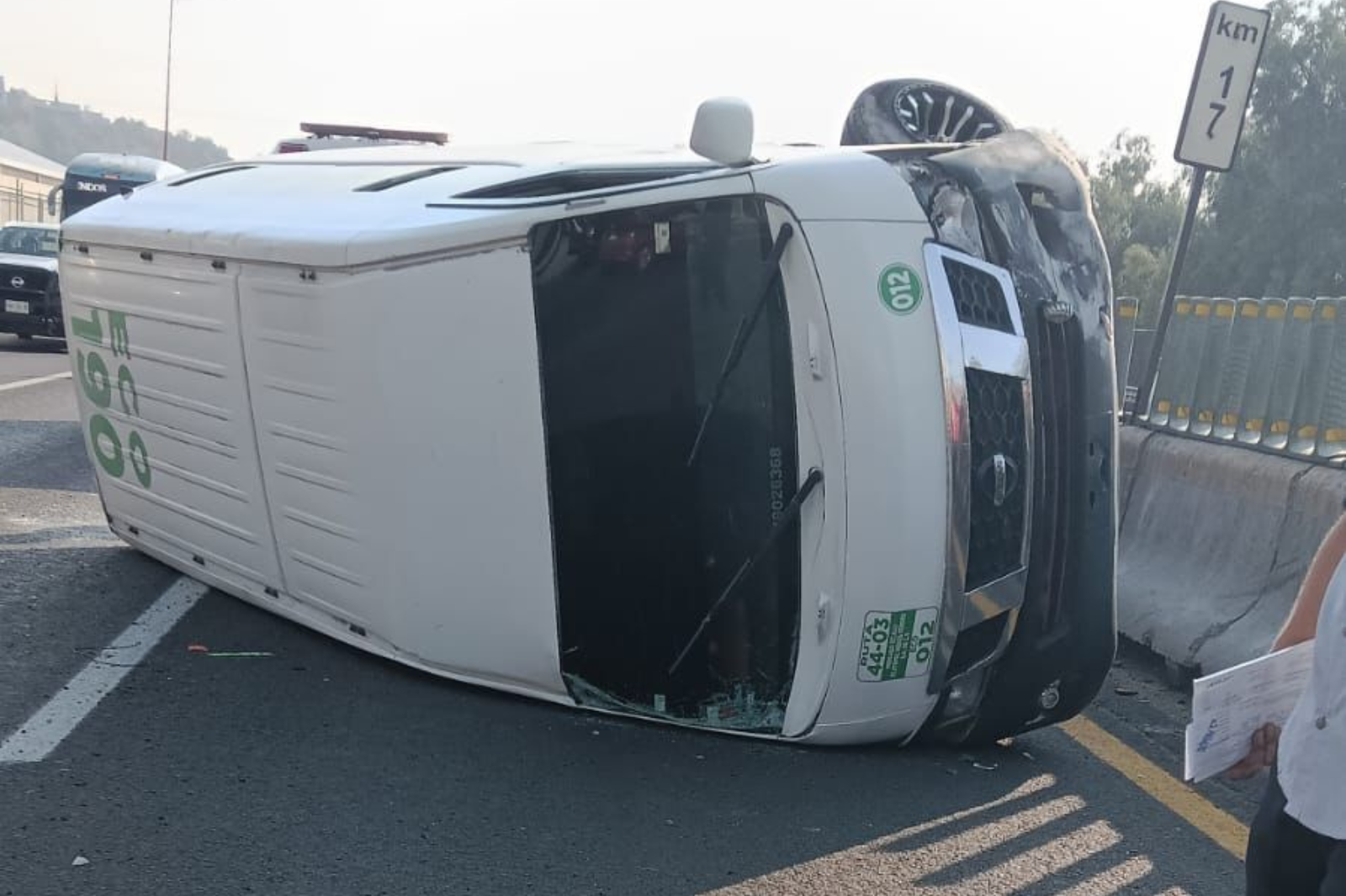 Vuelca combi en autopista México-Pachuca: hay heridos