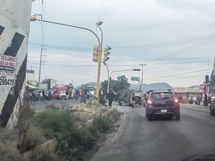 Bloqueo en la México-Laredo: busca rutas alternas