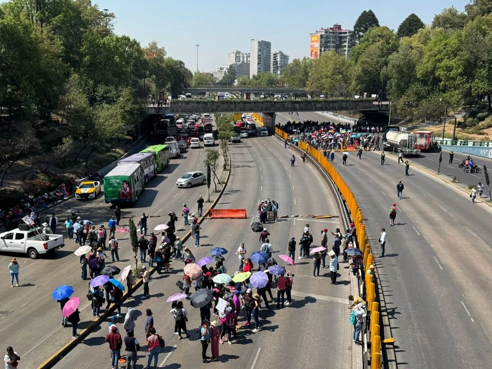 Protestan maestros de la CNTE en varias estaciones del Metro en CDMX