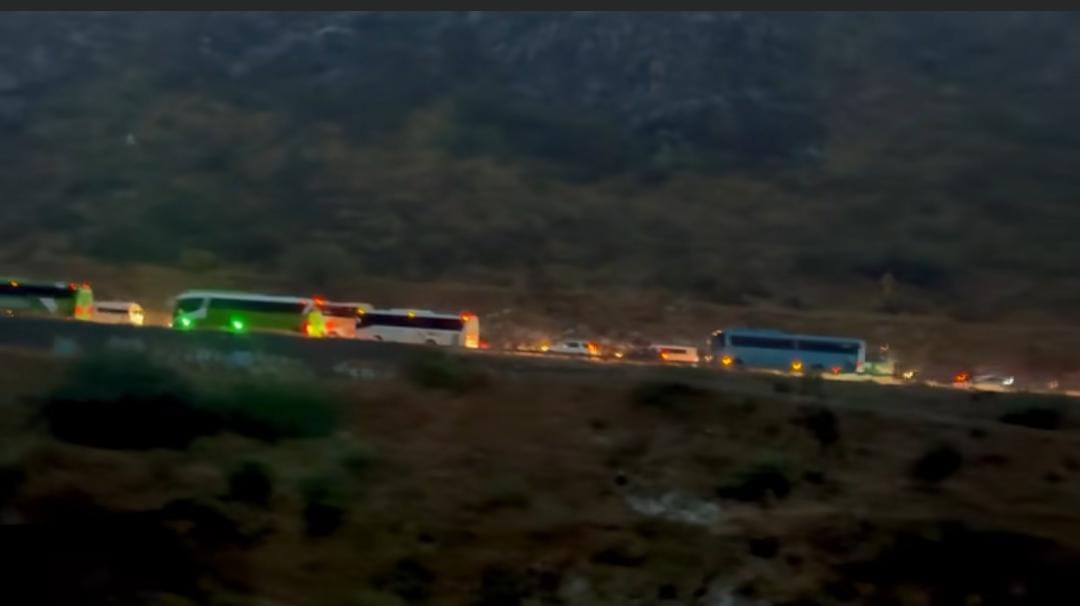 Reportan deslaves por lluvias en carretera transitada de Hidalgo