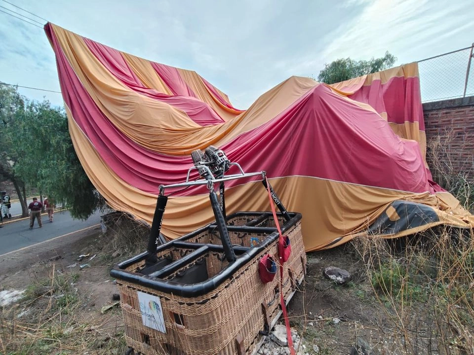 VIDEO: Se desploma globo aerostático que sobrevolaba Teotihuacán; al menos 14 heridos