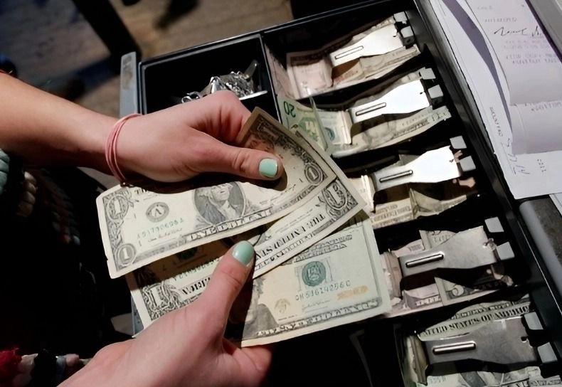 Comité de la Cámara de Representantes de EU aprueba impuesto a remesas