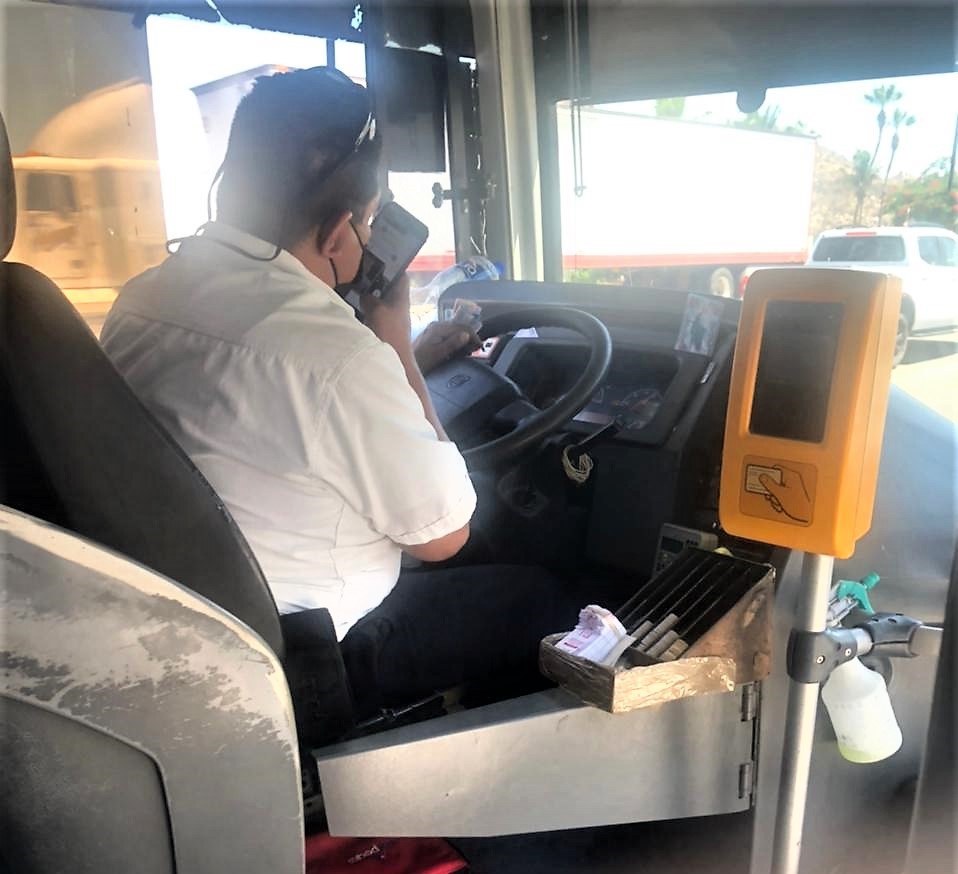 Prohíben uso de celulares a choferes del transporte público en Hidalgo para evitar más accidentes