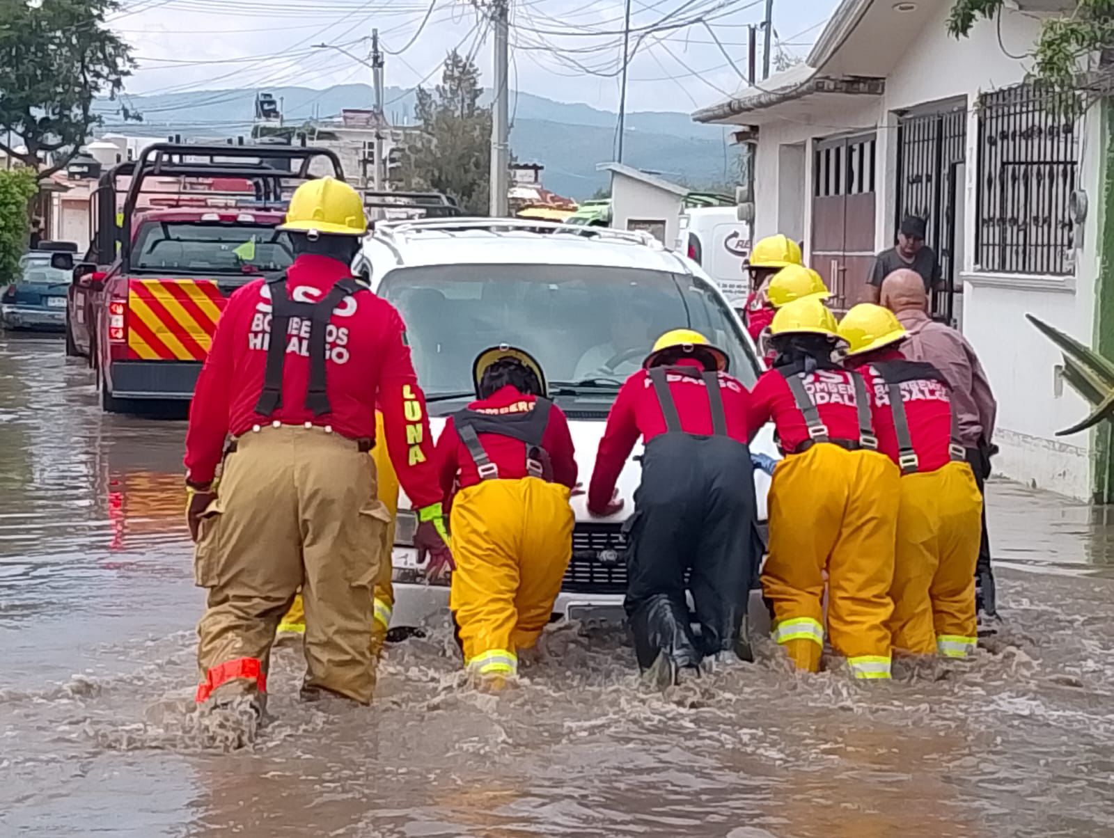 SSPH y Bomberos auxilian a vecinos de Tuzos tras inundaciones en Mineral de la Reforma