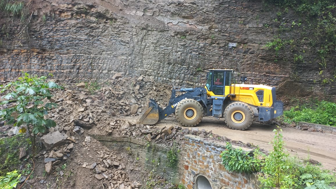 Despliegan maquinaria en Hidalgo para rehabilitar caminos afectados por lluvias