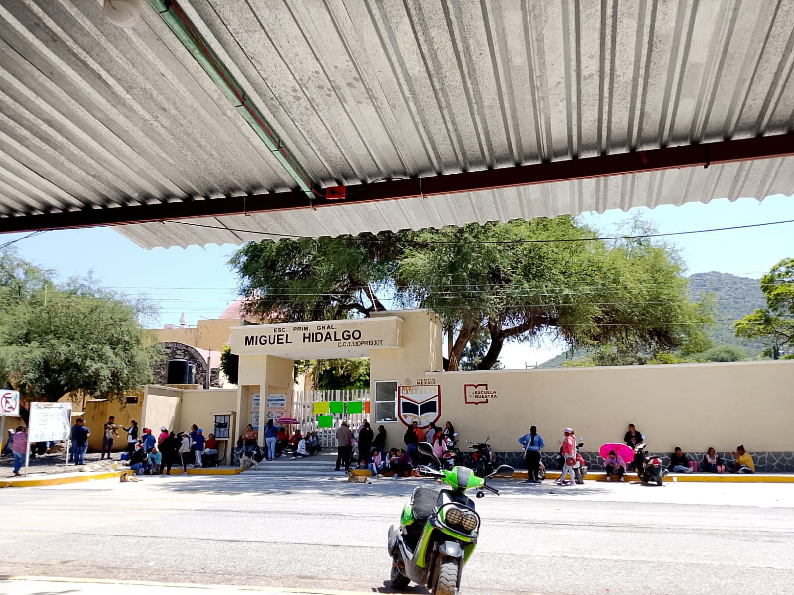 Padres de familia exigen maestros y destitución de directora en primaria de Chilcuautla