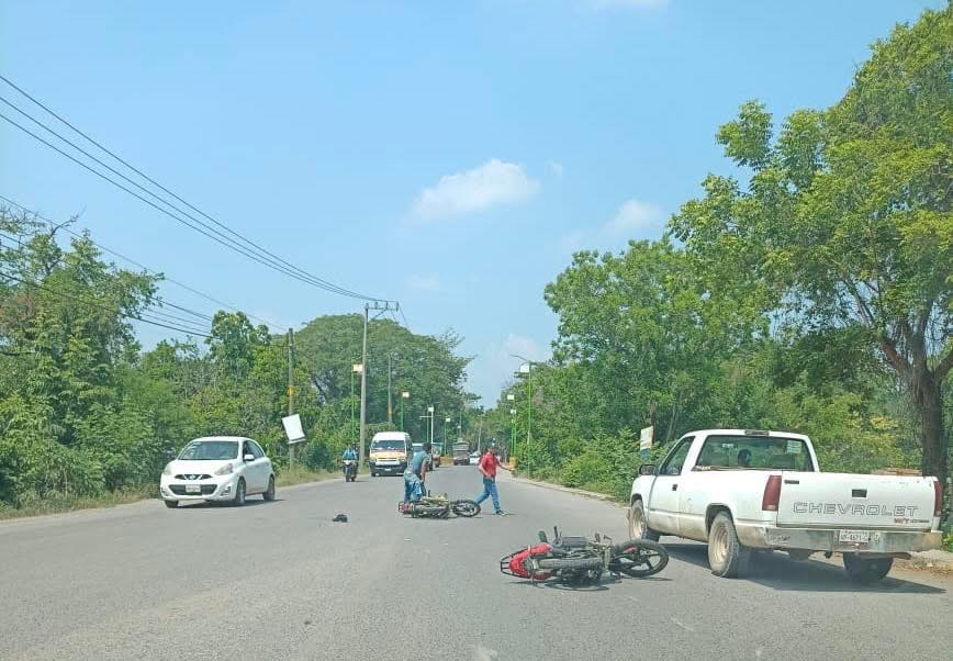 Accidente de motocicletas deja dos heridos en San Felipe Orizatlán