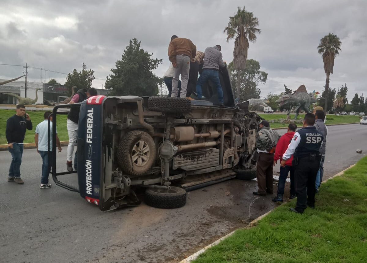 Pachuca: vuelca patrulla en el bulevar Felipe Ángeles