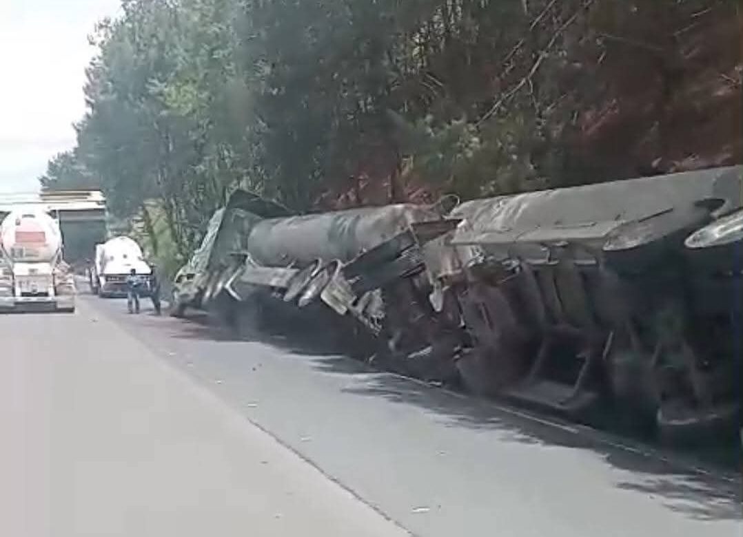 Tráiler con doble remolque vuelca en la México-Tuxpan y provoca tráfico en Acaxochitlán