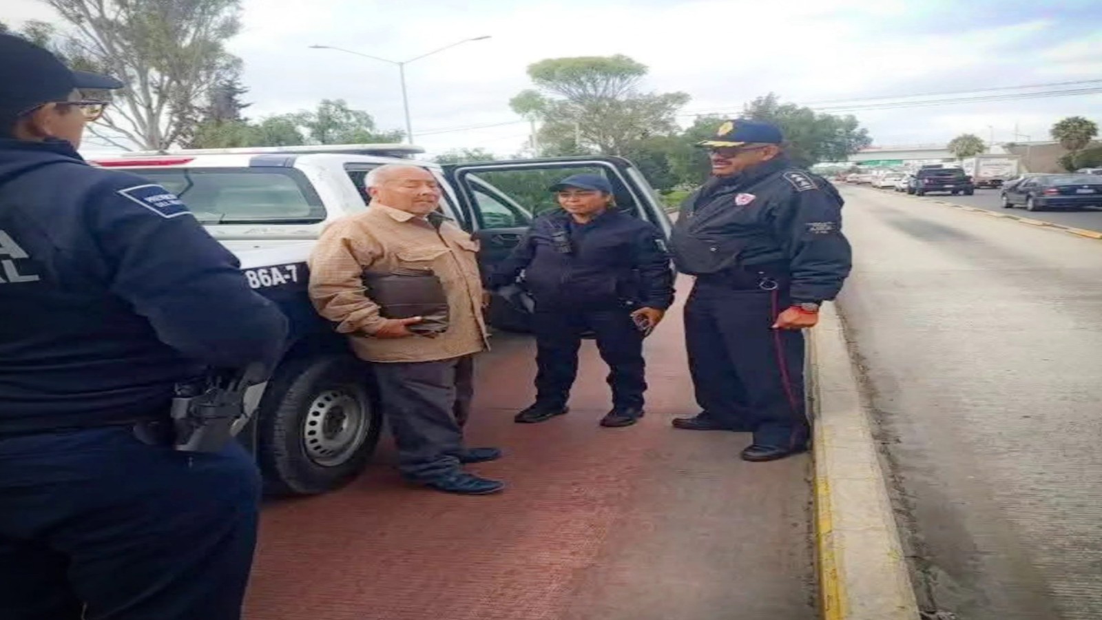 Asaltan a adulto mayor en Pachuca: Taxista lo abandona y lo deja sin dinero
