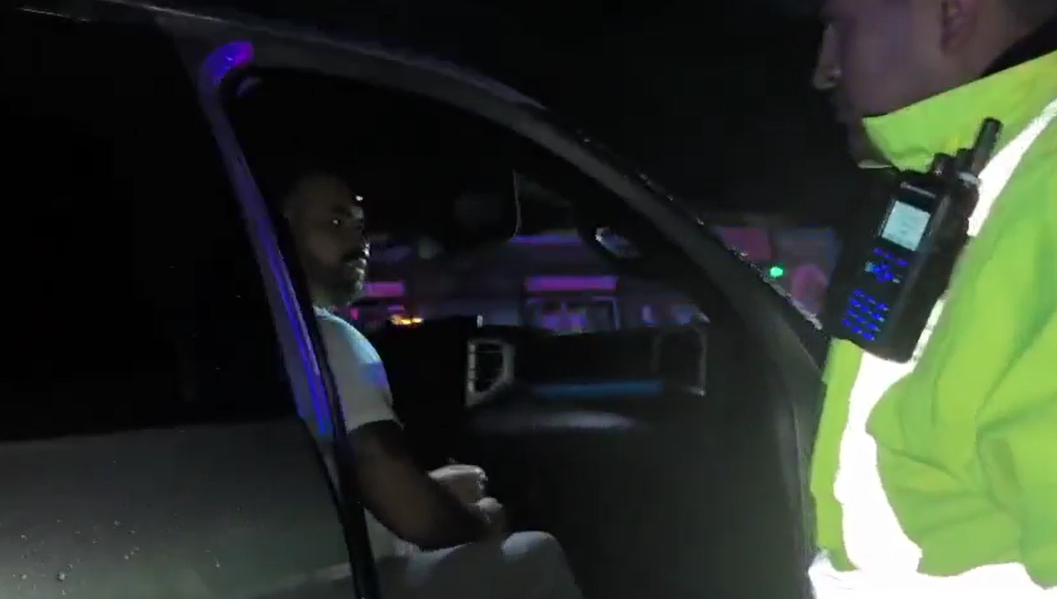 Pachuca: exdiputado Enciso cae en alcoholímetro y le avienta pastel a policías; lo dejan ir | VIDEO