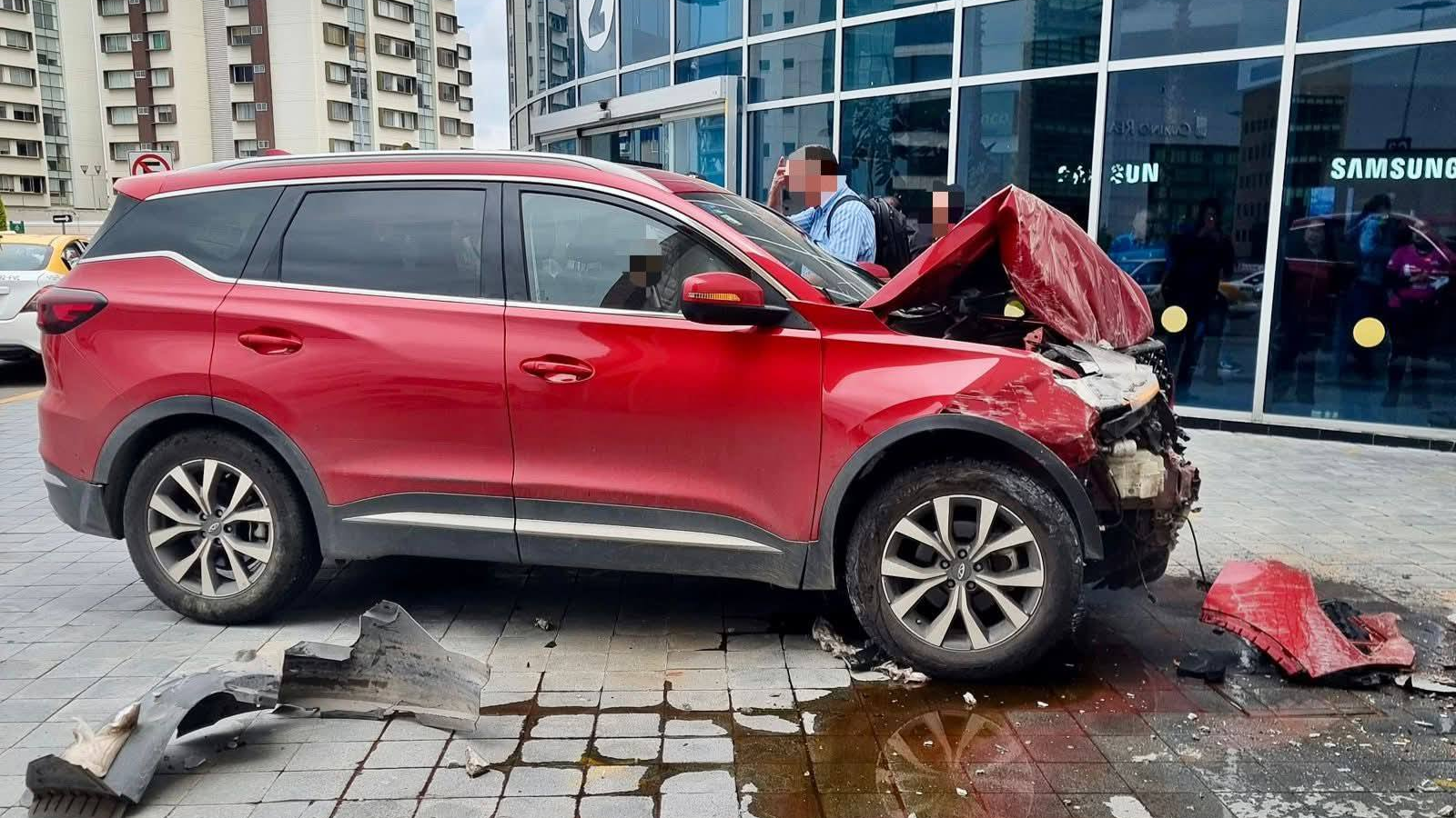 [VIDEO] Camioneta se estrella contra muro en Plaza Galerías Pachuca; se reportan daños materiales