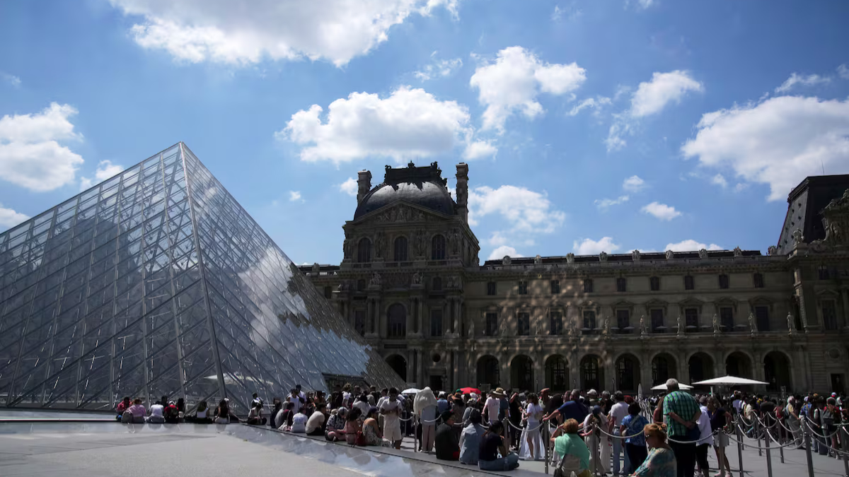 Turistas en largas filas esperaban información sobre la insólita interrupción de las actividades en el recinto.