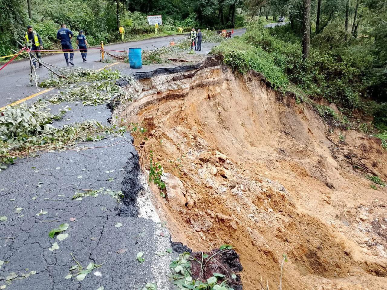Alerta por deslizamiento en la Pachuca-Huejutla; solo paso vehículos ligeros