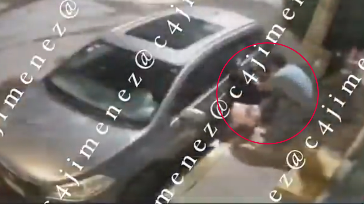 VIDEO: ¡A puñetazos!, sujeto agrede a mujer en Tláhuac, CDMX; así la jaló y azotó en plena calle