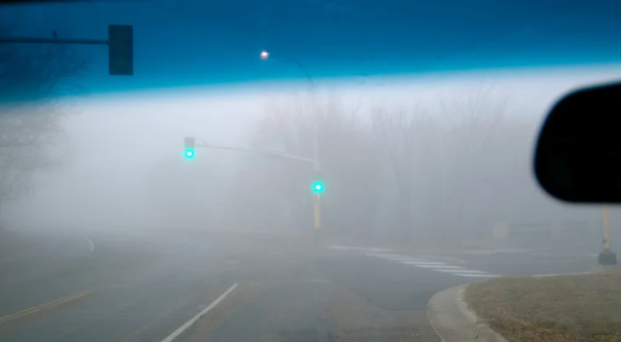 Desempañar el parabrisas mejora la visibilidad y previene accidentes, sobre todo en días de lluvia o frío.