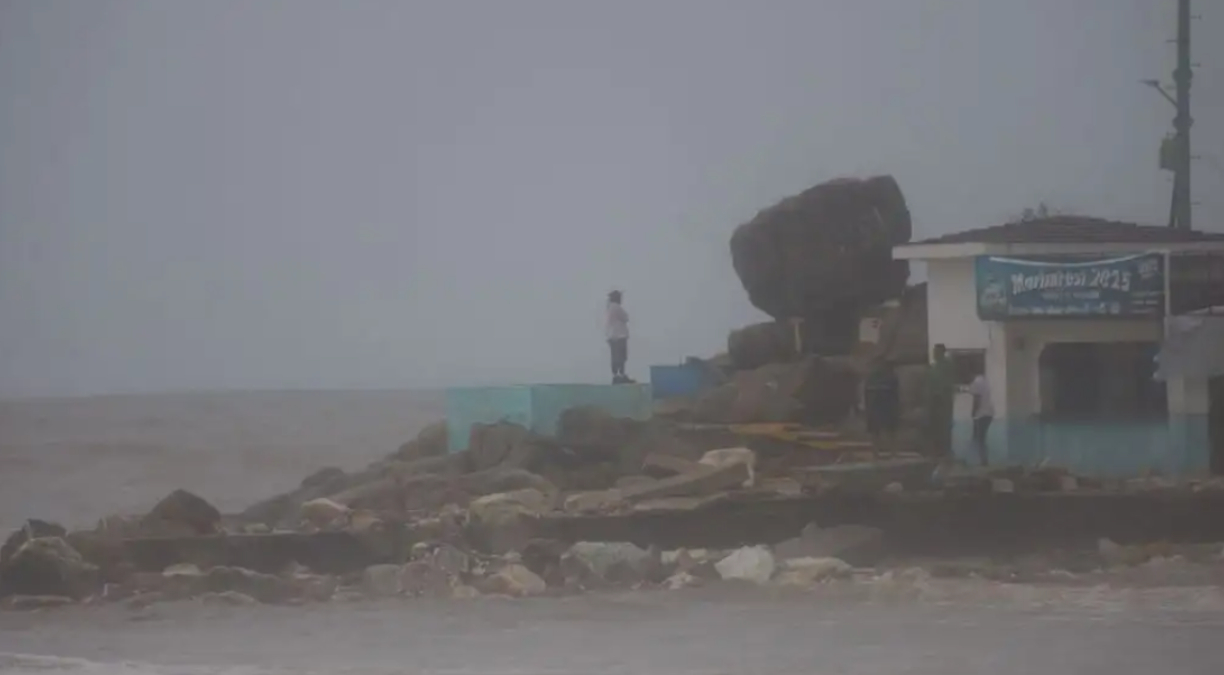 El huracán ‘Erick’ se degrada a categoría 1; avanza sobre Guerrero