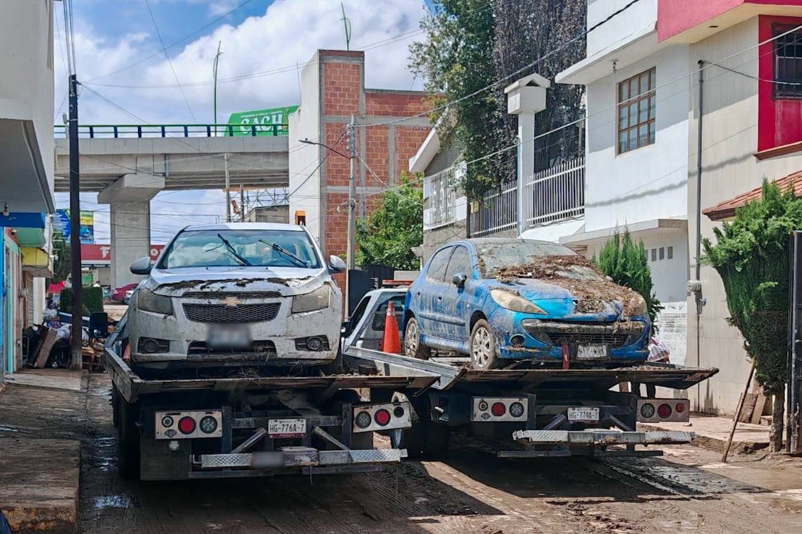 Pachuca: tras lluvias, retiran autos dañados y realizan limpieza en el Fraccionamiento Progreso y estas colonias