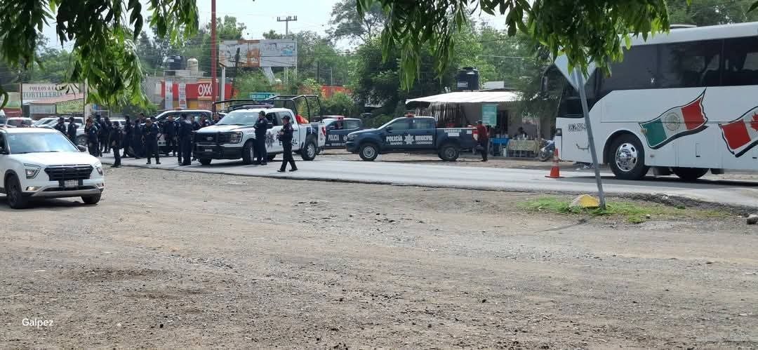 Transportistas de Zimapán impiden nueva incursión del Sindicato del Cemento