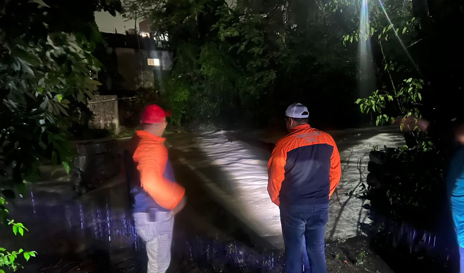 Río se desborda en Ahuatitla; solo San Felipe Orizatlán y Huejutla han habilitado albergues por riesgo de crecientes. Hay vigilancia constante.