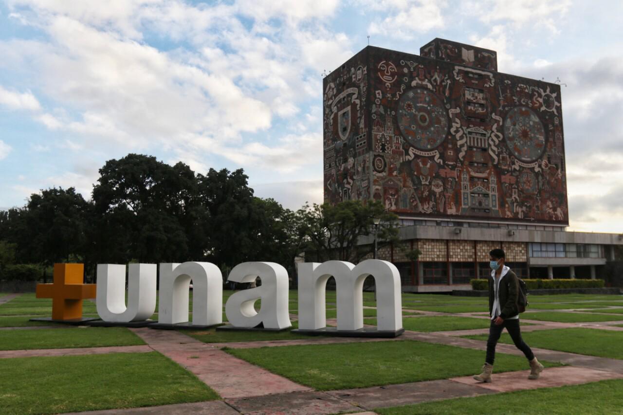 Después de figurar por dos años consecutivos entre las 100 mejores universidades del mundo, la Universidad Nacional Autónoma de México (UNAM) salió de este selecto grupo, al bajar 42 posiciones en el QS World University Rankings 2026, uno de los más prestigiosos listados internacionales de educación superior. Ahora se ubica en el lugar 136, de un total de más de mil 500 instituciones evaluadas a nivel global. Este ranking, elaborado por la firma británica Quacquarelli Symonds (QS), se basa en seis indicadores clave que miden la calidad académica y el impacto global de cada universidad: Reputación académica Reputación entre empleadores Proporción docente/estudiante Citas por facultad (impacto de investigación) Proporción de estudiantes internacionales Proporción de profesores internacionales En ediciones anteriores, la UNAM había sobresalido especialmente en reputación académica, lo que la colocó como la universidad mejor posicionada de México y una de las más destacadas de América Latina. En 2024 ocupó el lugar 93, y en 2025 el puesto 94, según la Gaceta UNAM, que en su momento resaltó que la institución estaba por encima de universidades reconocidas como: Universidad de Alberta, Canadá Universidad Libre de Berlín, Alemania Universidad de Copenhague, Dinamarca Boston University, Estados Unidos Universidad de Zúrich, Suiza Continúa como la mejor universidad de México A pesar de esta baja en el ranking global, la UNAM mantiene su posición como la mejor universidad de México. En total, solo siete instituciones mexicanas lograron posicionarse entre las mil mejores del mundo. El Tecnológico de Monterrey, con el puesto 187, ocupa el segundo lugar nacional. Los editores del QS World University Rankings 2026 indicaron que las universidades mexicanas y latinoamericanas enfrentan desafíos particulares, como limitaciones en producción científica, baja presencia internacional y dificultades para atraer talento global. Este retroceso genera preguntas sobre el rumbo de la educación superior en el país, así como sobre las políticas de financiamiento, colaboración internacional y competitividad académica de las instituciones públicas.
