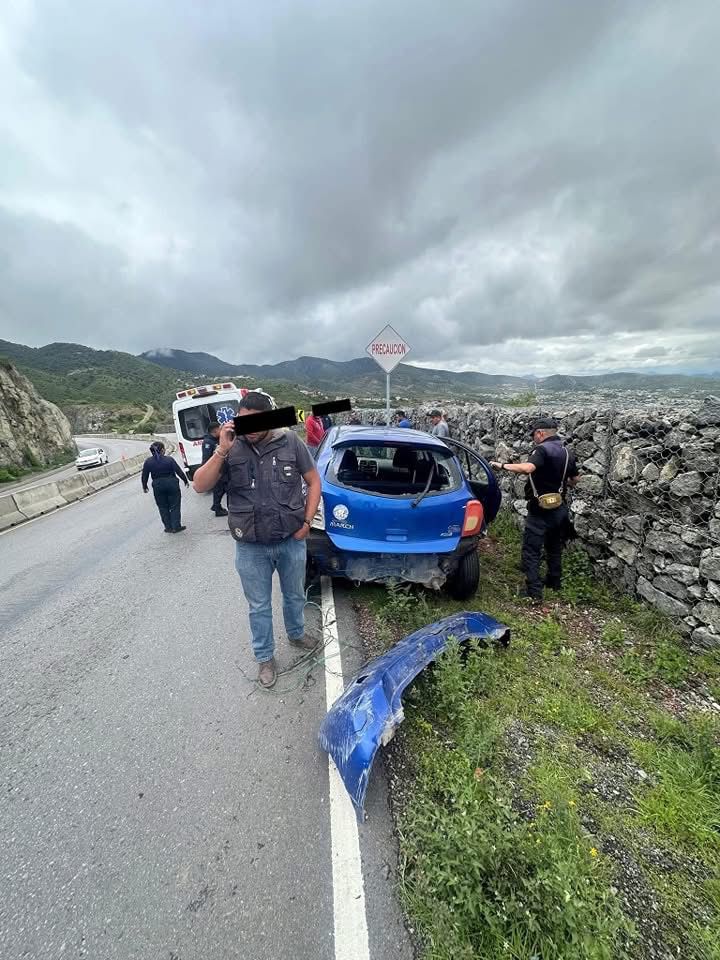Vehículo destrozado en curva del corredor de la montaña