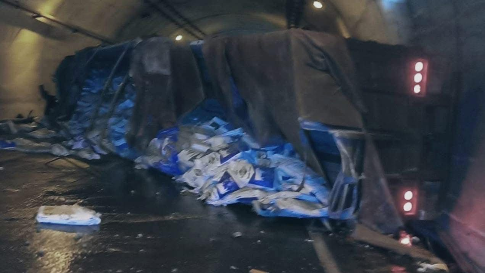 Volcadura de tráiler bloquea la México–Tuxpan