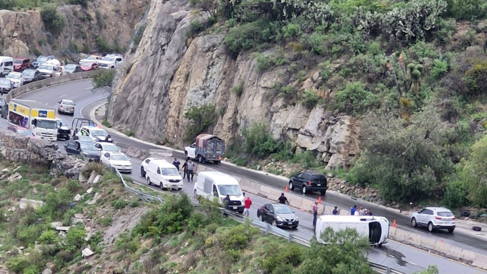 Volcadura provoca caos vial en el Corredor Turístico de la Montaña