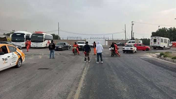 Trabajadores de ICA-Fluor bloquean acceso a Pemex por falta de pagos