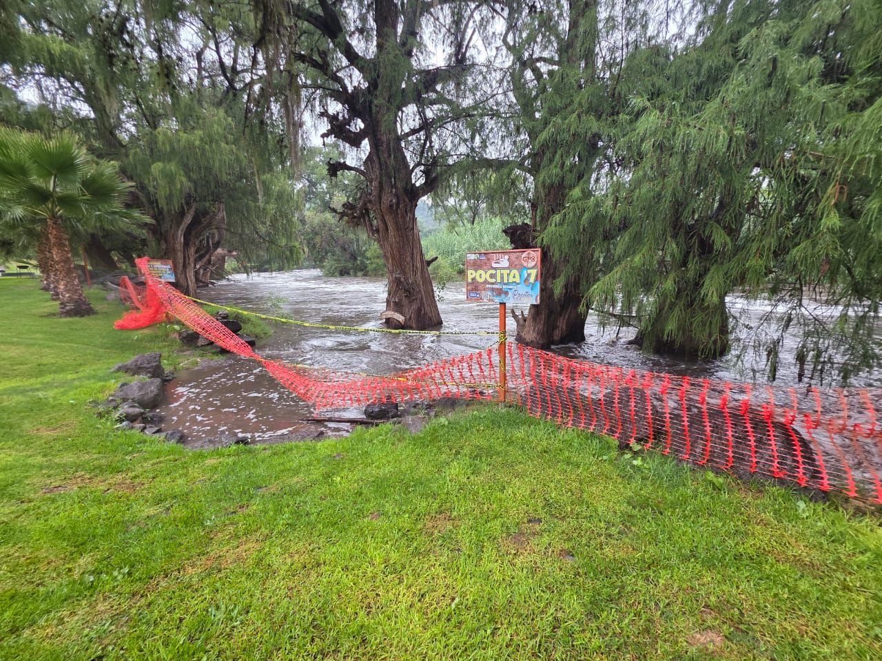 Evacúan parque acuático por crecimiento del Río Tula en Hidalgo